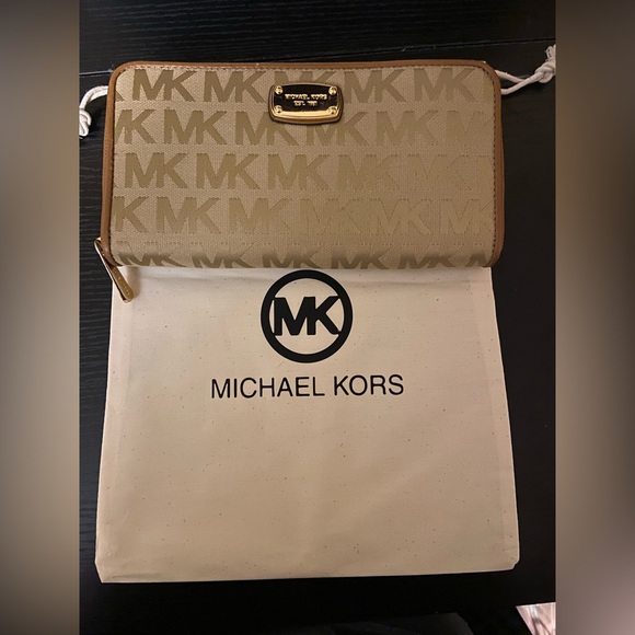 MICHAEL KORS JET SET ZIP AROUND TRAVEL WALLET - Picture 1 of 3